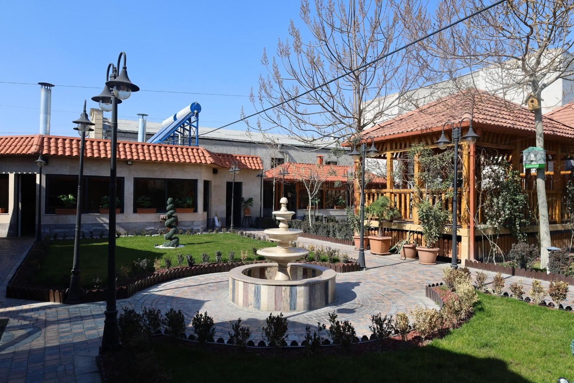 Tnak Hotel Erevan Exterior foto